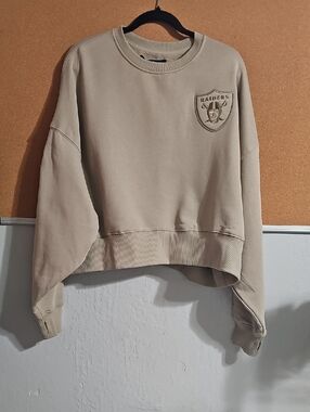 Cropped Crewneck Sweatshirt in Taupe with Raiders Patches